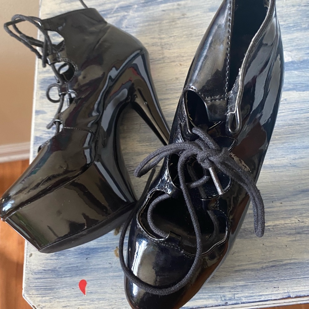Black patent leather platform heel